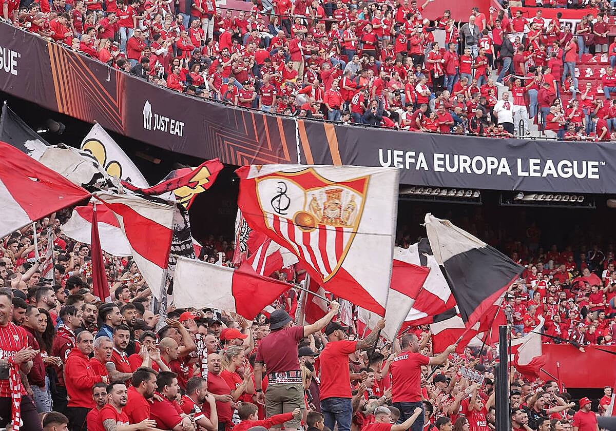 La afición sevillista anima en un partido de la Europa League en el estadio Ramón Sánchez-Pizjuán