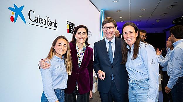 José Ignacio Goirigolzarri y Maria Luisa Martínez con Neus Ballester y Támara Echegoyen,