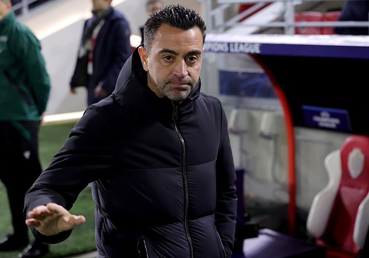Xavi da indicaciones durante el partido