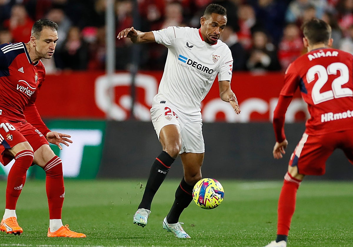 El centrocampista brasileño del Sevilla FC Fernando Reges controla una posesión ante el centrocampista del Osasuna Aimar Oroz