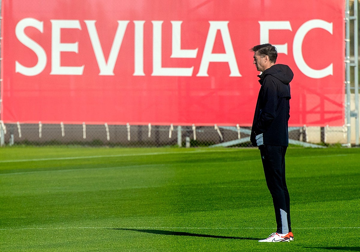 Diego Alonso durante la sesión de entrenamiento de este viernes en la ciudad deportiva del Sevilla FC