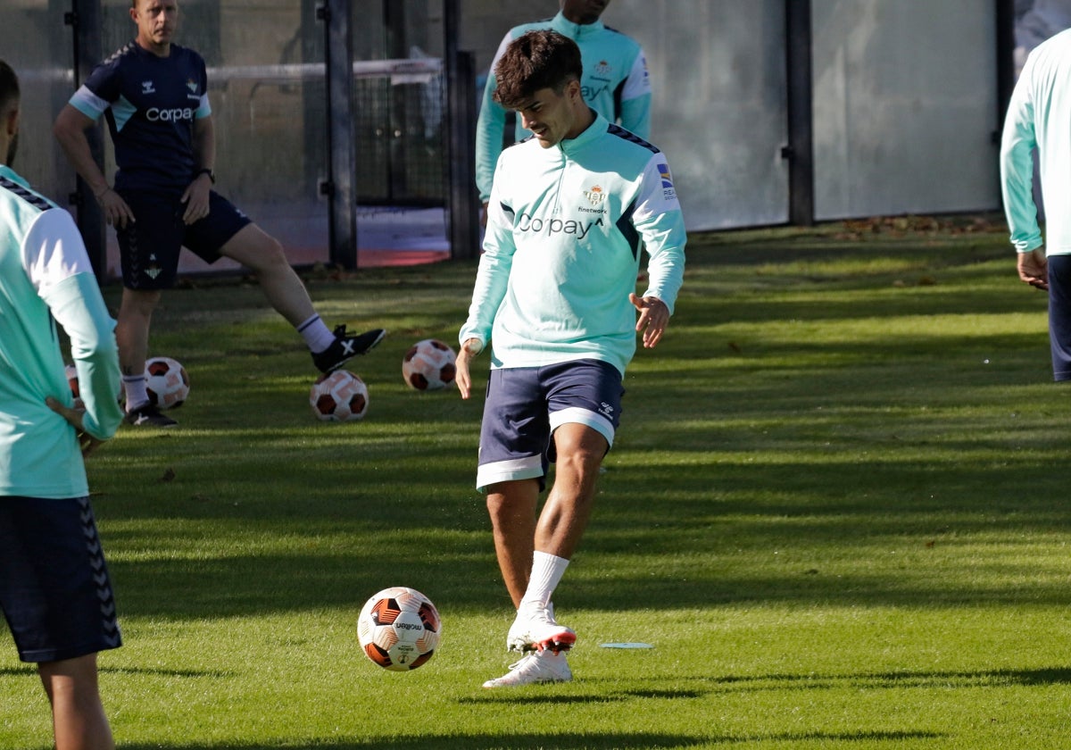 Juan Cruz, en un entrenamiento con el Betis