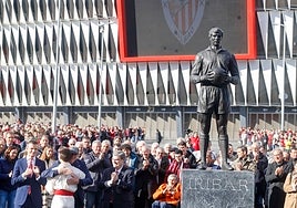 El Athletic inaugura la estatua de homenaje a Iribar en San Mamés