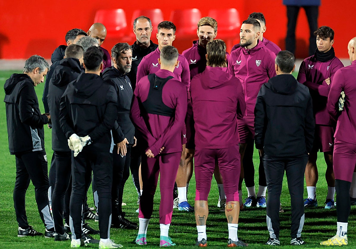 Quique Sánchez Flores se dirige a sus futbolistas en su primer entrenamiento con el Sevilla