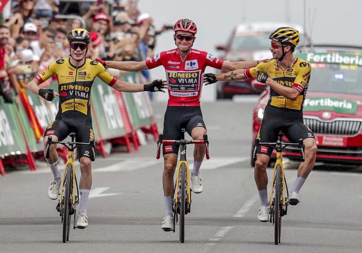 Kuss, de rojo, Vingegaard y Roglic, en 2023