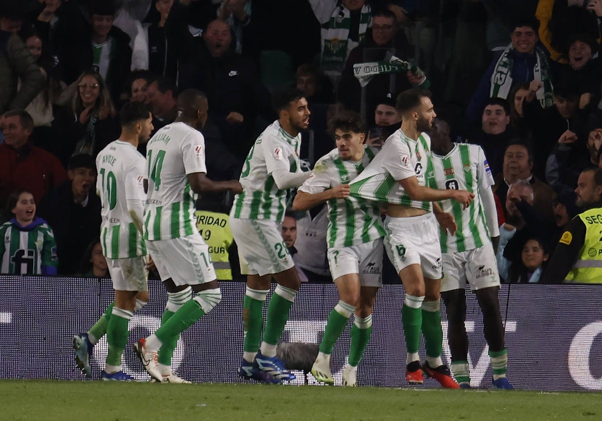 Pezzella celebra con sus compañeros del Betis el tanto del empate verdiblanco ante el Girona