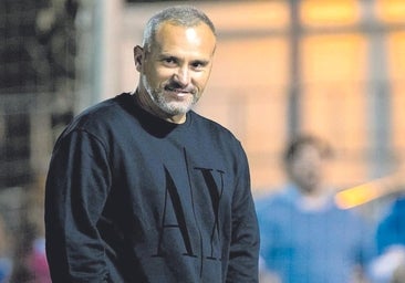 Randri, el entrenador suspendido por trato vejatorio, acusado por cinco jugadoras y defendido por las otras 17