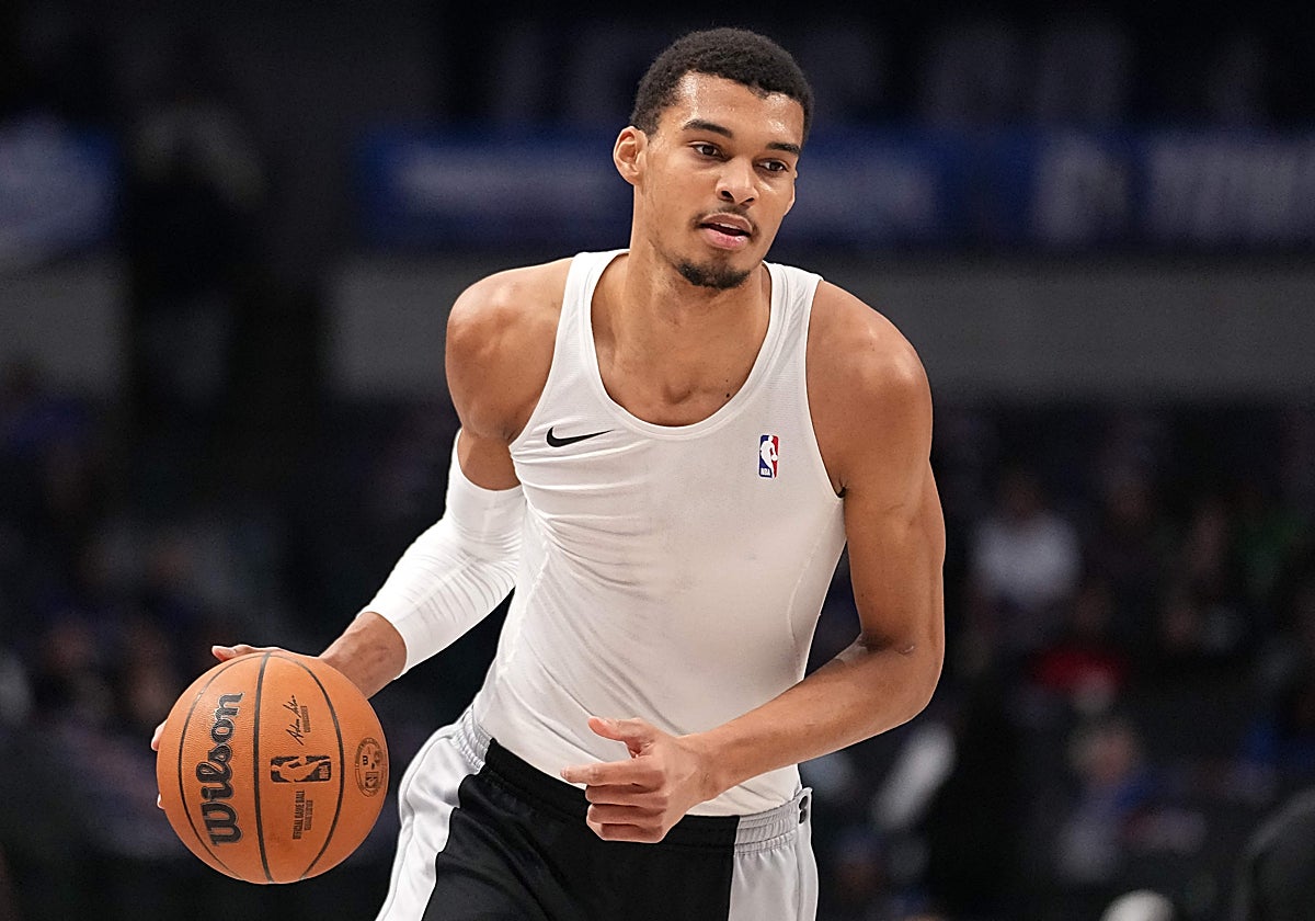 Victor Wembanyama, en el calentamiento de los Spurs en Dallas