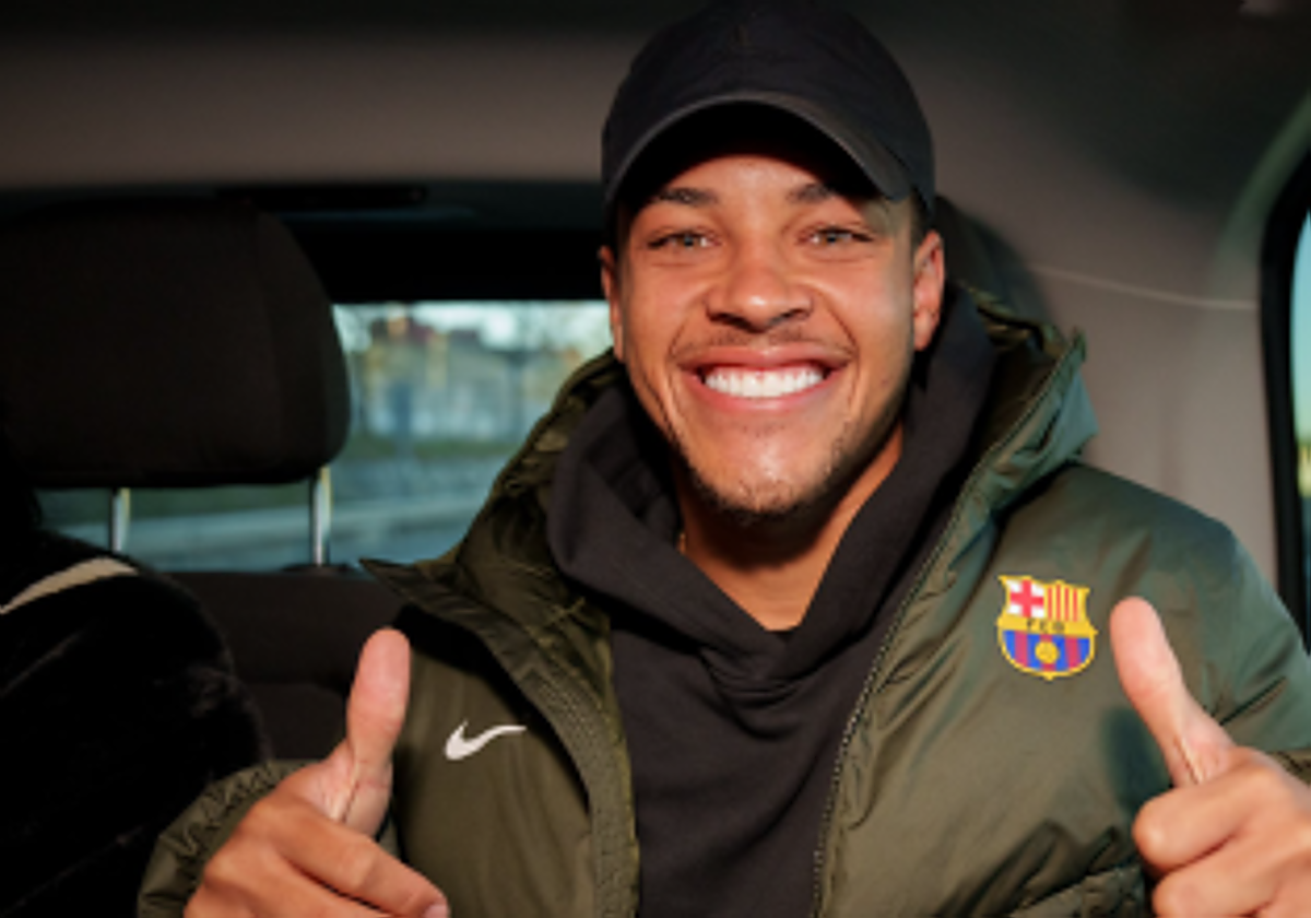 Vitor Roque posa sonriente tras aterrizar en Barcelona