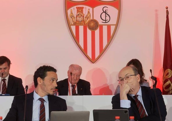 Imagen secundaria 1 - Joaquín se despide del Villamarín en su partido homenaje. Del Nido Jr y José Castro en la junta de accionistas del Sevilla. Olga Carmona, campeona mundial de fútbol femenino