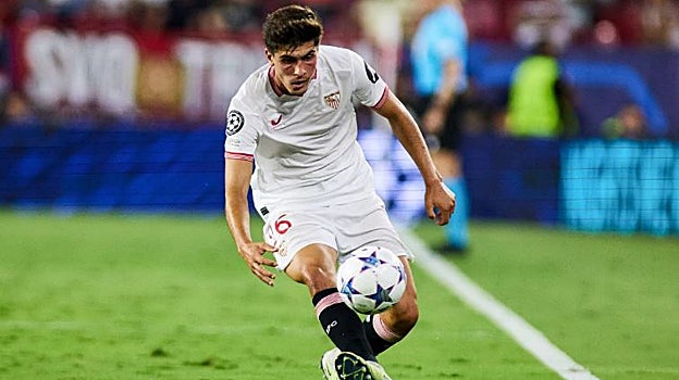 Juanlu recoge un balón en el partido del Sevilla ante el Lens de la fase de grupos de la Champions League