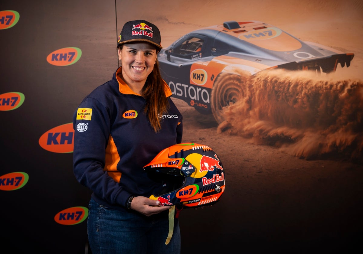 Laia Sanz posa con el casco que lucirá durante el Dakar