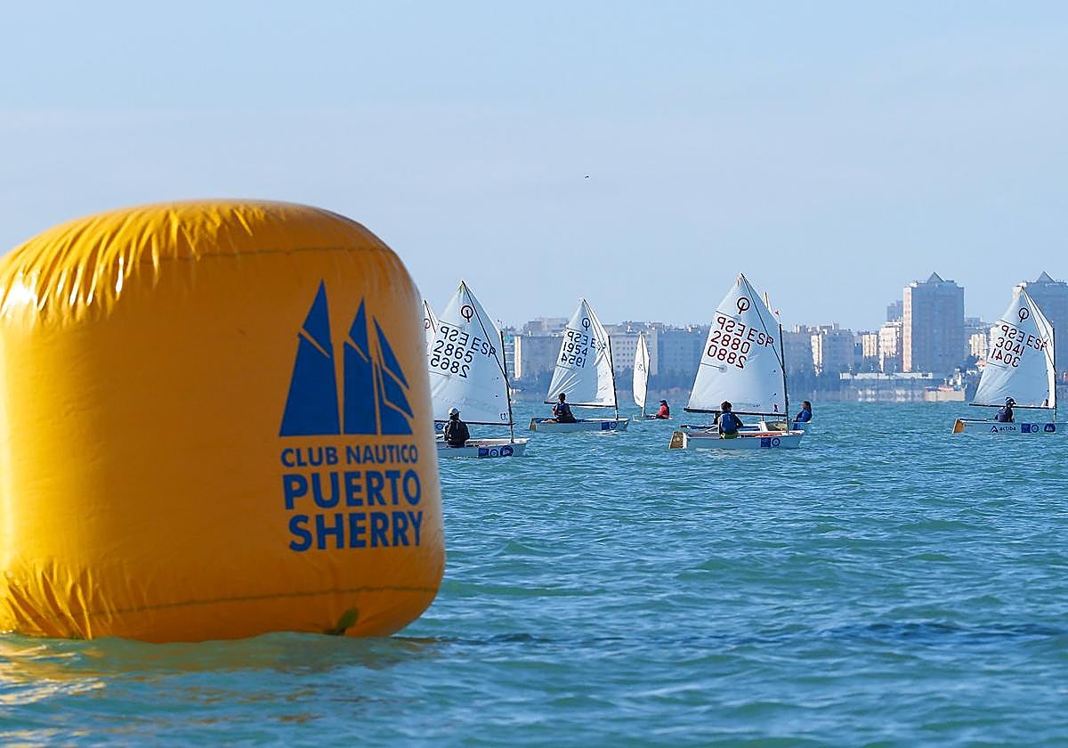 El Trofeo Excellence Cup de Optimist llega a su ecuador en Puerto Sherry