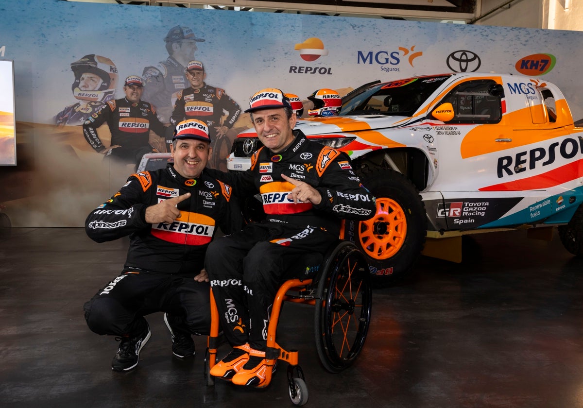 Isidre Esteve posa con su copiloto, Txema Villalobos, antes del inicio del Dakar