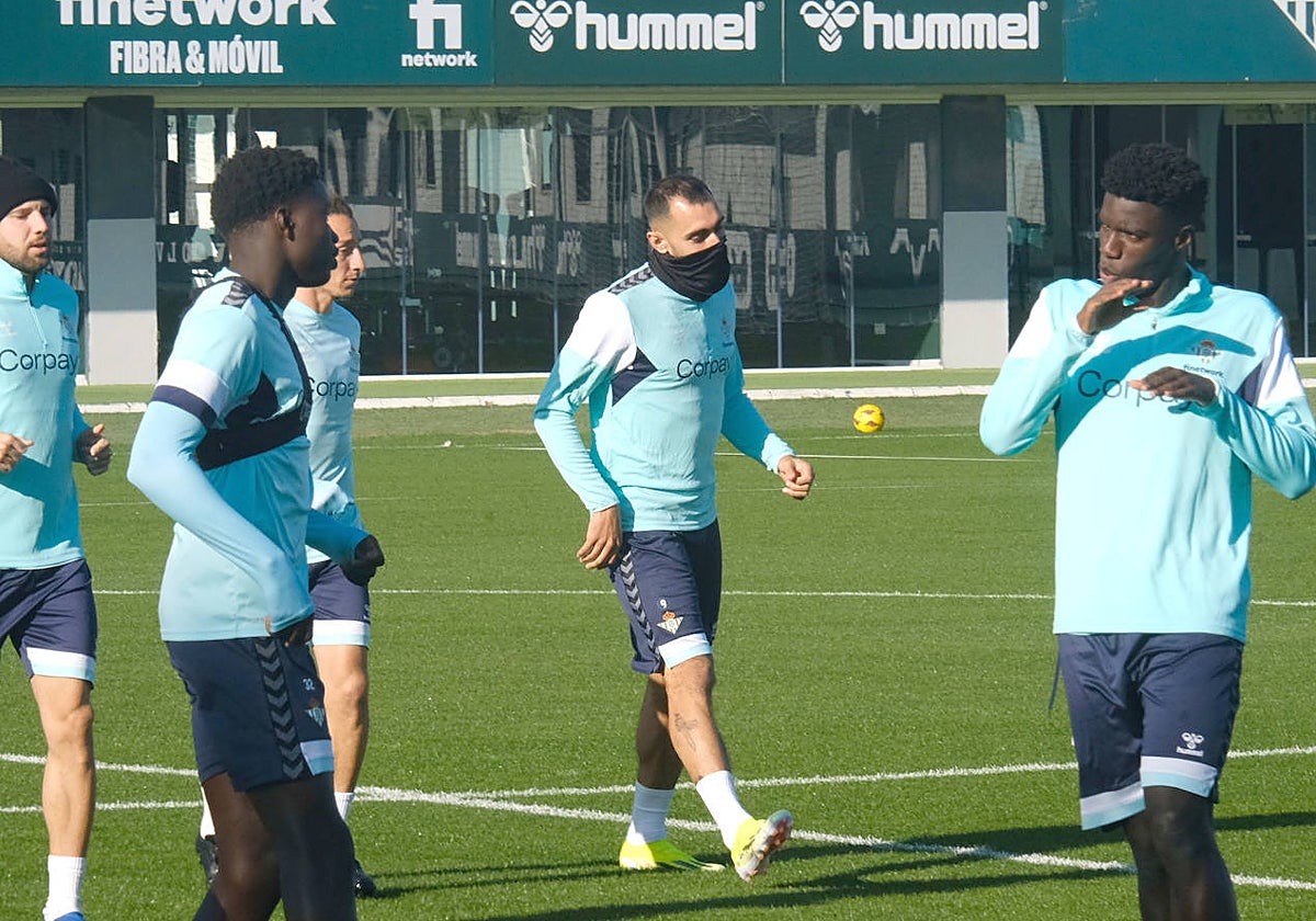 Assane y Mendy, en primer plano, con Borja Iglesias de fondo, durante el entrenamiento del Betis en la ciudad deportiva Luis del Sol