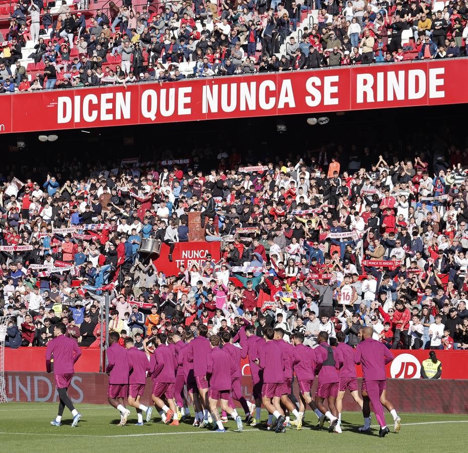 El multitudinario entrenamiento del Sevilla en el Sánchez-Pizjuán reúne a miles de aficionados