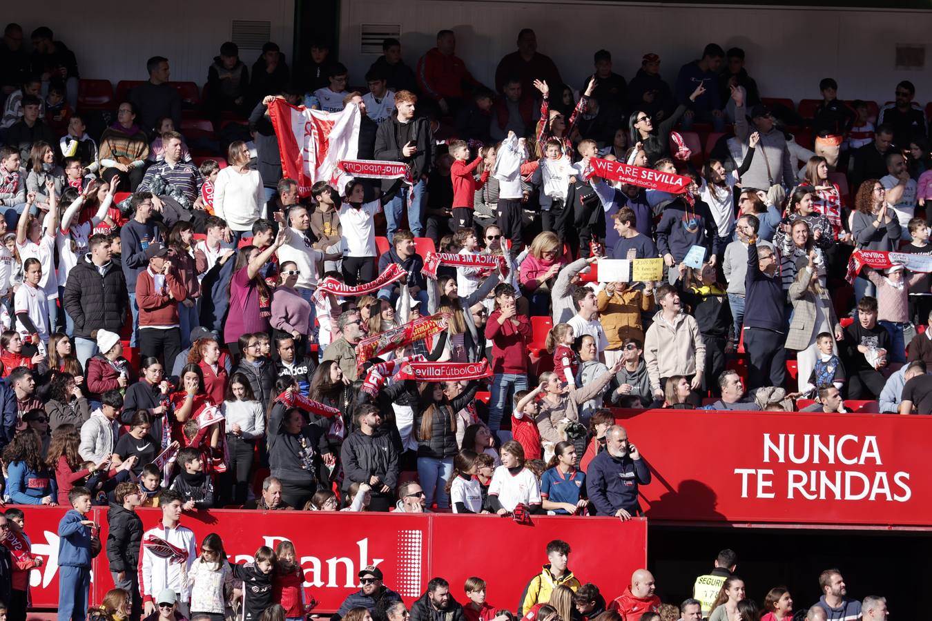 El multitudinario entrenamiento del Sevilla en el Sánchez-Pizjuán reúne a miles de aficionados
