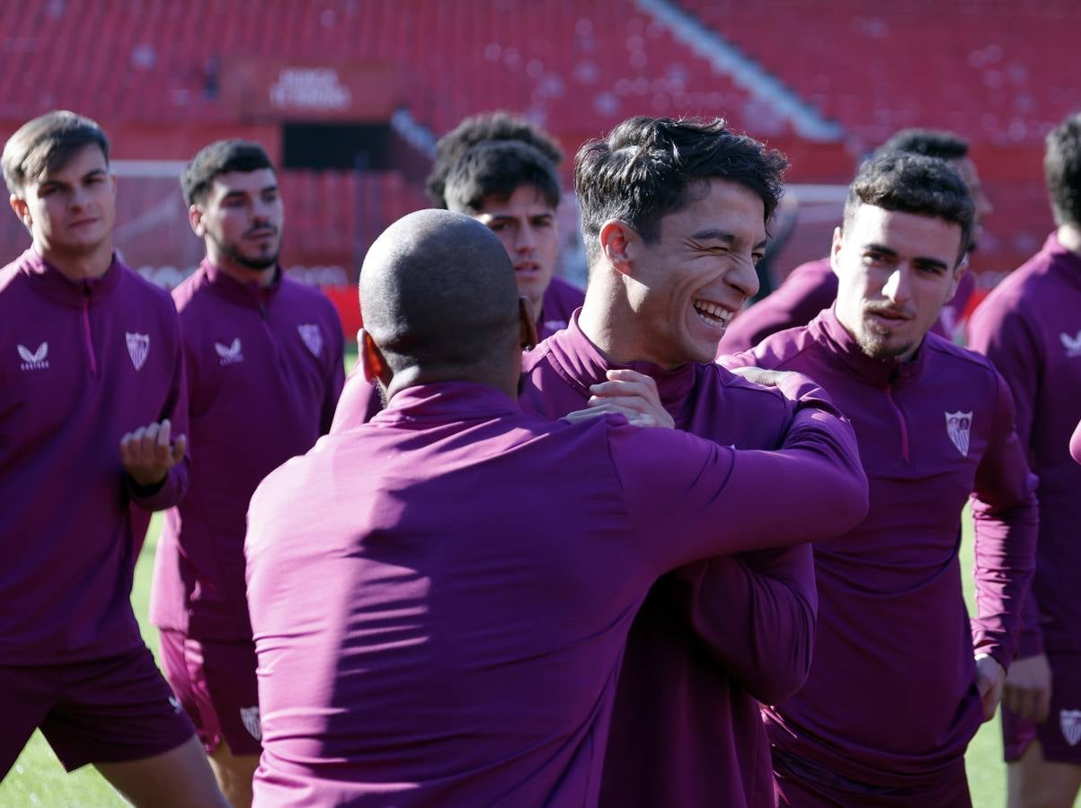 El multitudinario entrenamiento del Sevilla en el Sánchez-Pizjuán reúne a miles de aficionados
