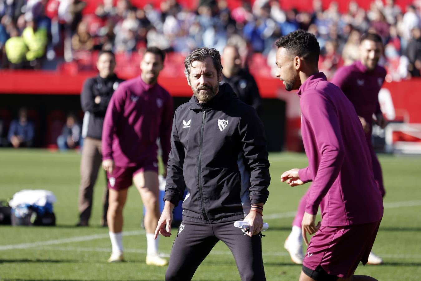 El multitudinario entrenamiento del Sevilla en el Sánchez-Pizjuán reúne a miles de aficionados