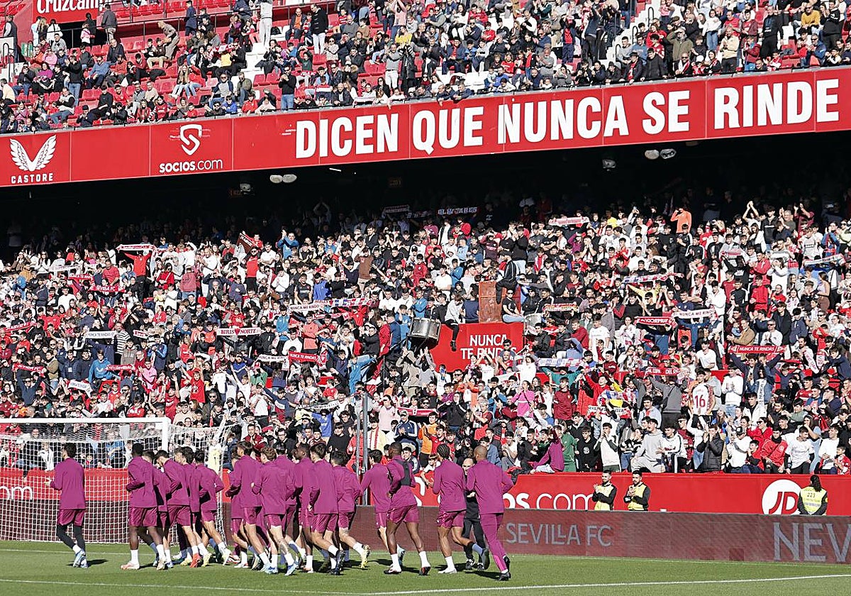 El multitudinario entrenamiento del Sevilla en el Sánchez-Pizjuán reúne a miles de aficionados