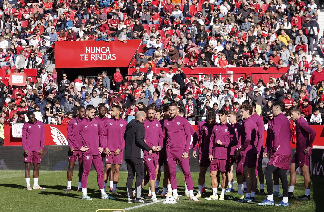 El multitudinario entrenamiento del Sevilla en el Sánchez-Pizjuán reúne a miles de aficionados