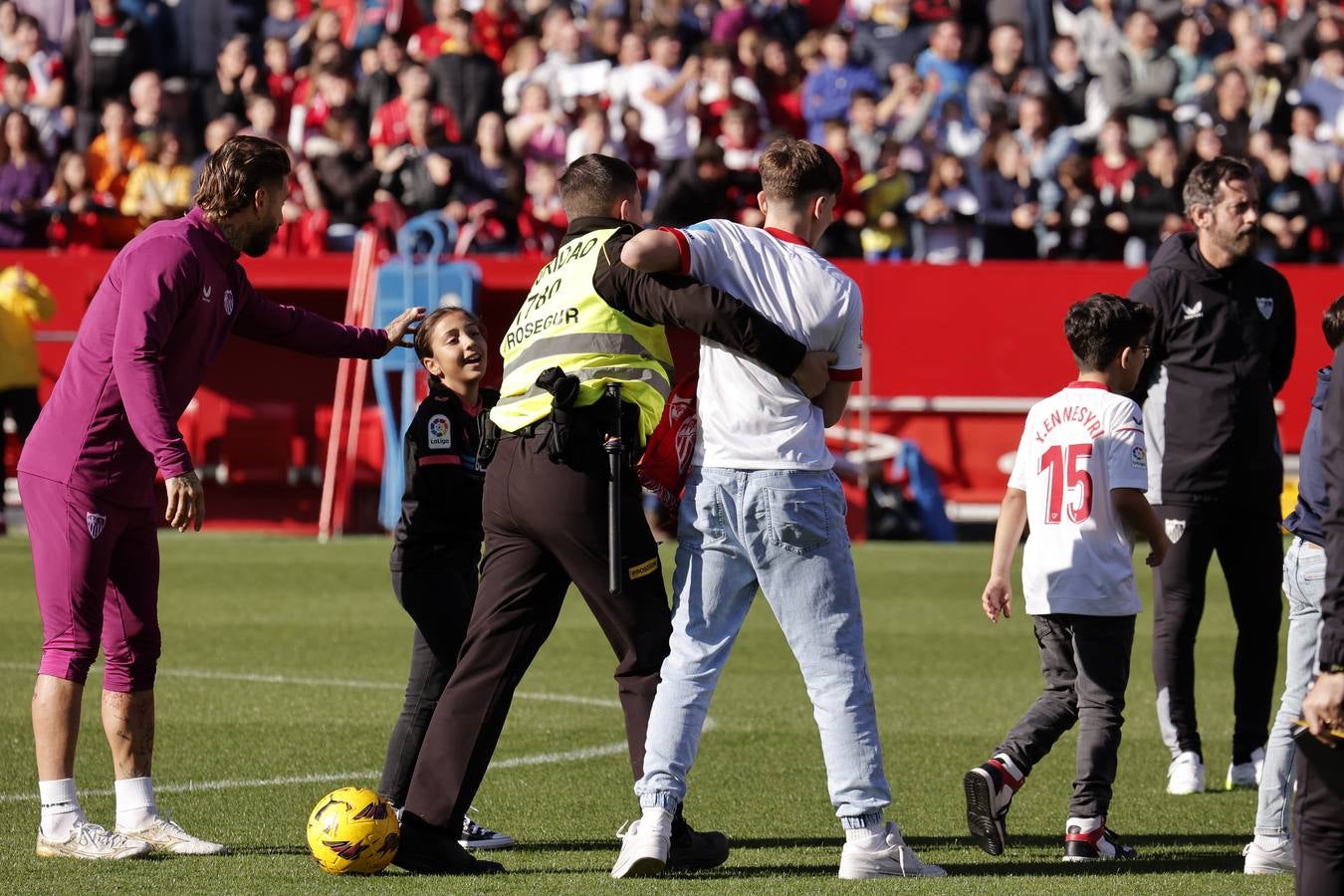 El multitudinario entrenamiento del Sevilla en el Sánchez-Pizjuán reúne a miles de aficionados