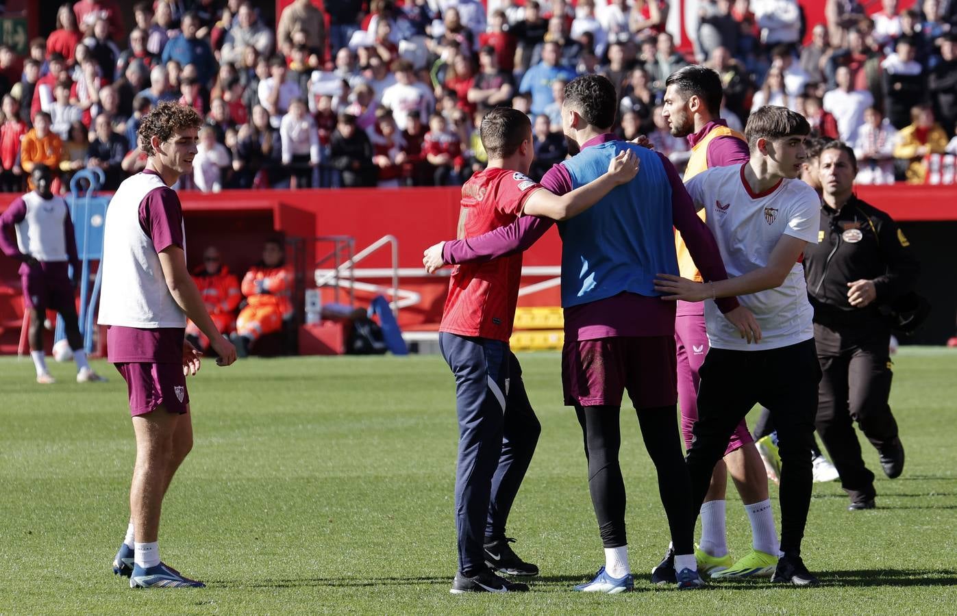 El multitudinario entrenamiento del Sevilla en el Sánchez-Pizjuán reúne a miles de aficionados