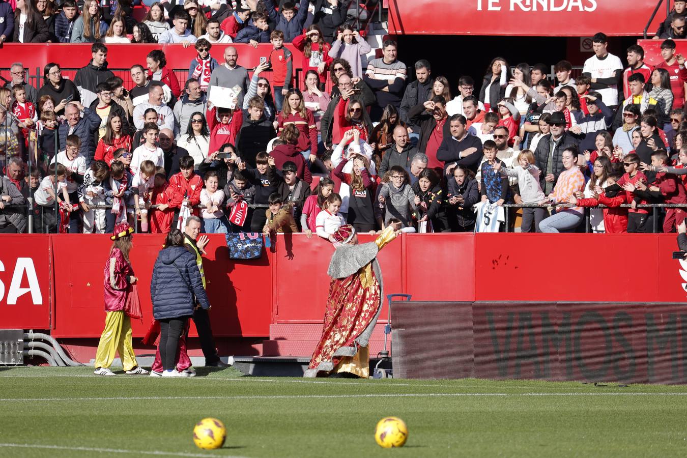 El multitudinario entrenamiento del Sevilla en el Sánchez-Pizjuán reúne a miles de aficionados