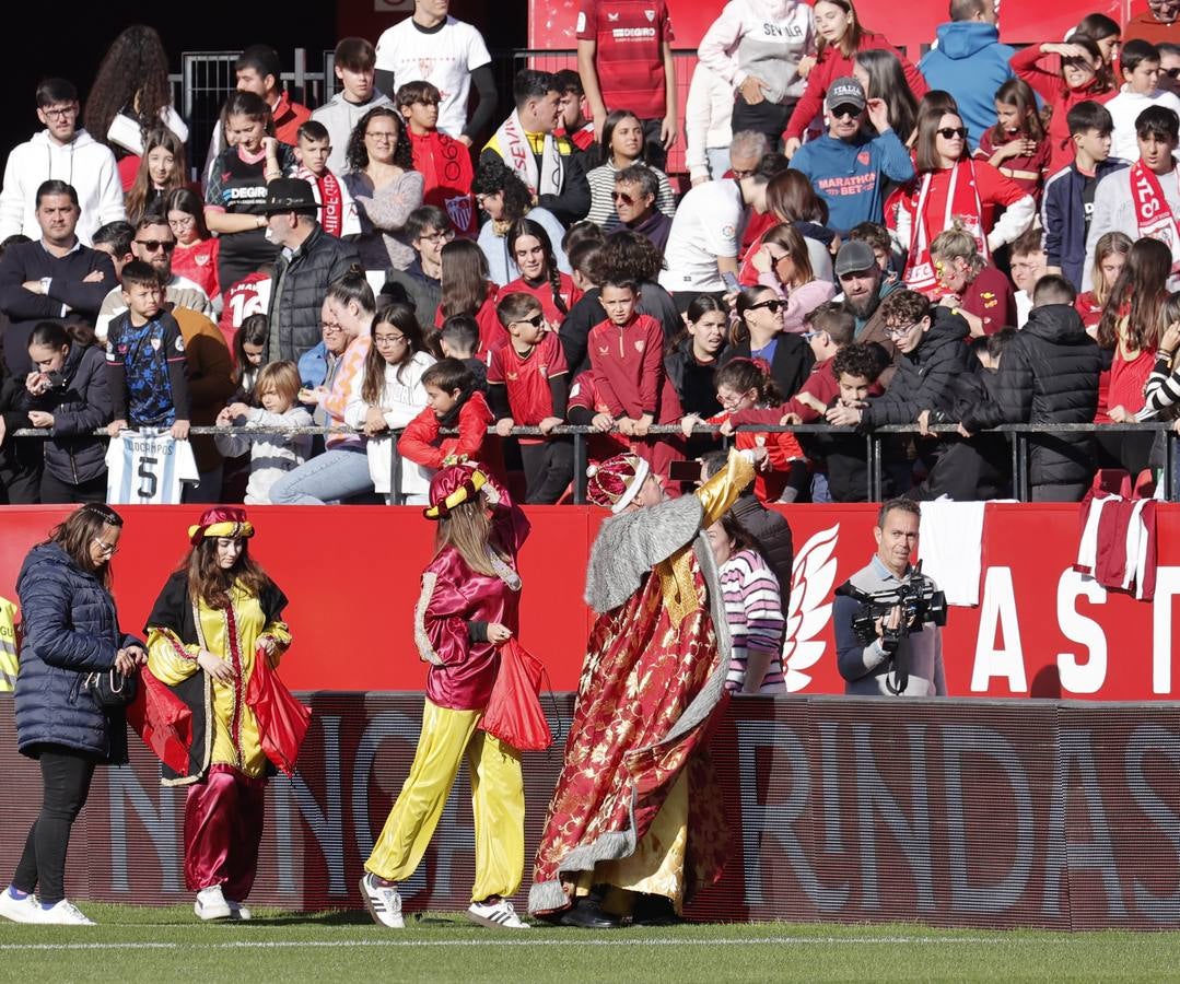 El multitudinario entrenamiento del Sevilla en el Sánchez-Pizjuán reúne a miles de aficionados