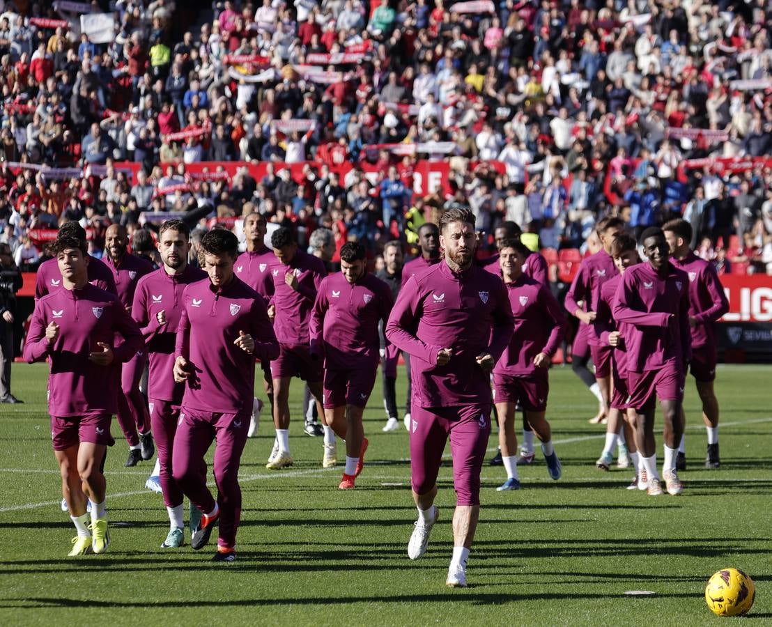 El multitudinario entrenamiento del Sevilla en el Sánchez-Pizjuán reúne a miles de aficionados