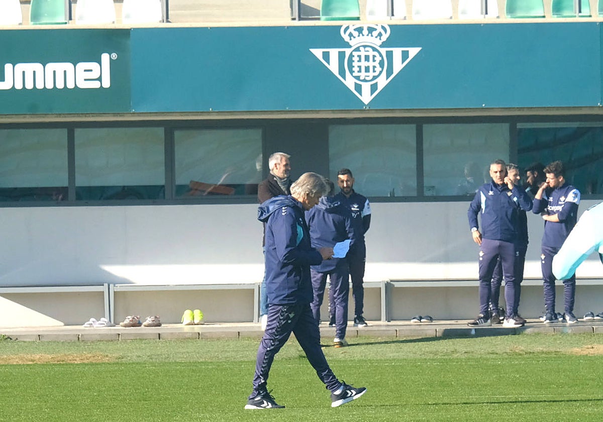 Manuel Pellegrini, durante el entrenamiento del Betis en la ciudad deportiva Luis del Sol