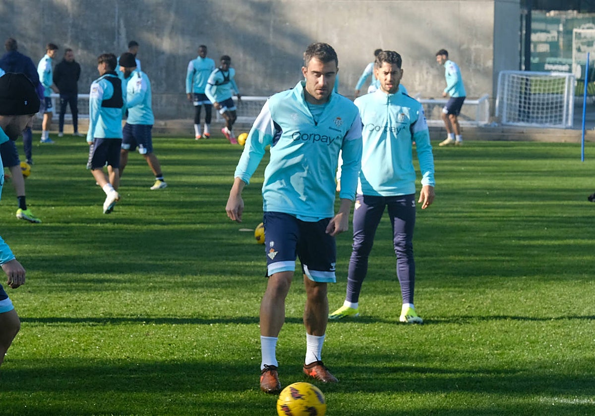 Sokratis, durante uno de los rondos en el entrenamiento del Betis en la ciudad deportiva Luis del Sol
