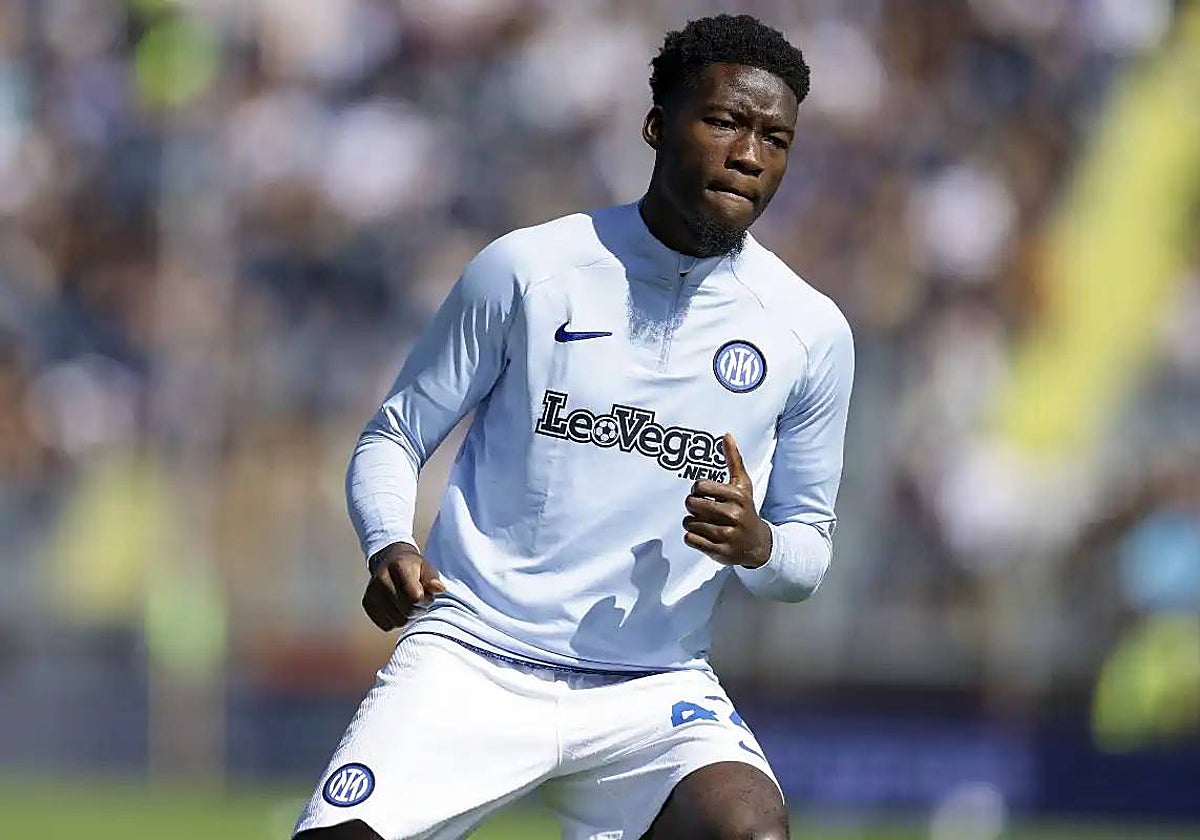 Lucien Agoumé, en el calentamiento previo a un partido del Inter de Milán