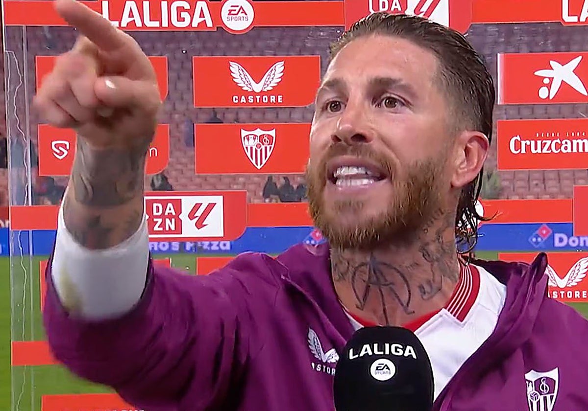 Sergio Ramos señala a un aficionado en plena entrevista