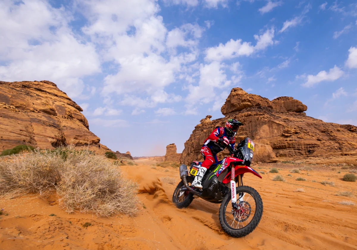 Tosha Schareina (Honda), en la primera etapa antes de verse obligado a abandonar el Dakar ,