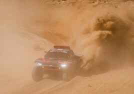 Carlos Sainz se exhibe y roza la victoria en la primera etapa del Dakar