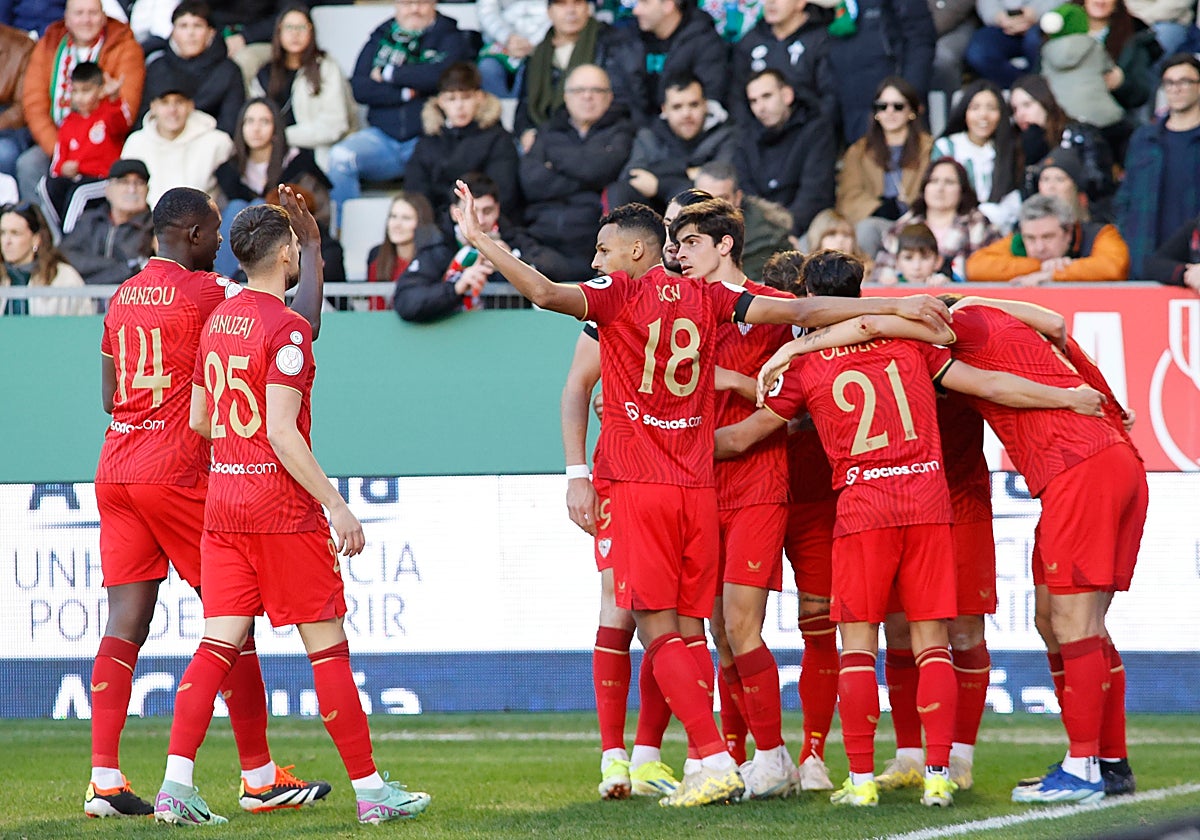 Los jugadores del Sevilla celebran el gol de Juanlu ante el Racing de Ferrol