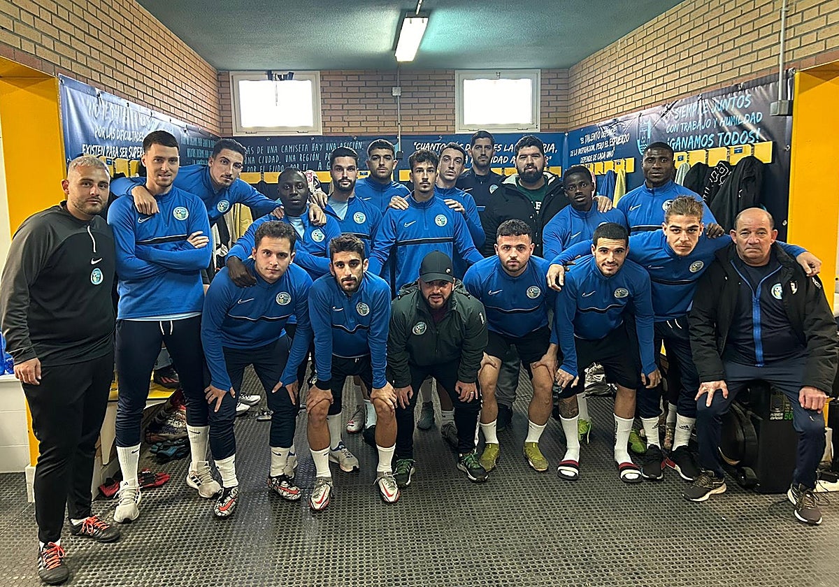 La plantilla del Polideportivo Ejido posa para ABC