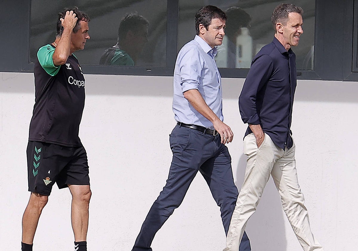 Alexis, Ramón Alarcón y Ramón Planes, en la ciudad deportiva Luis del Sol en un entrenamiento del Betis