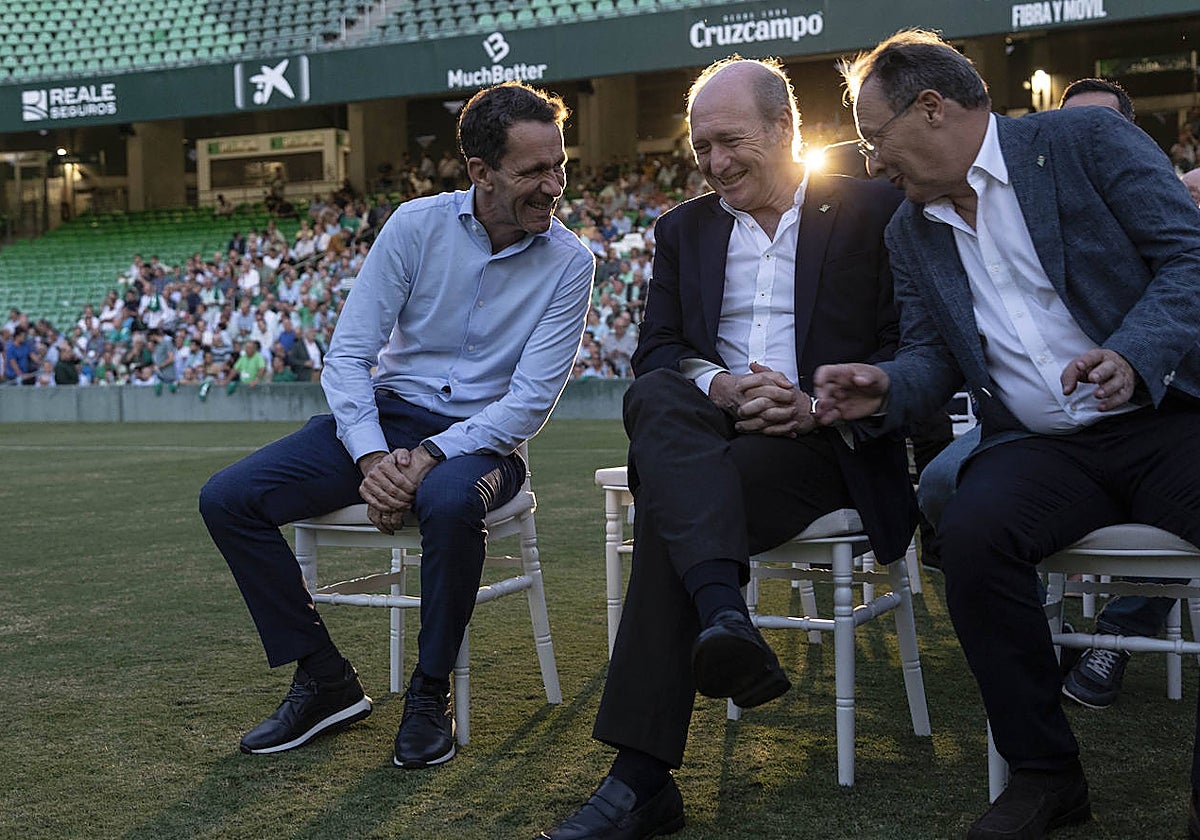 Ramón Planes, junto a los consejeros del Betis Ricardo Díaz y Ozgur Unay en el acto Siempre Verdiblancos en el Benito Villamarín