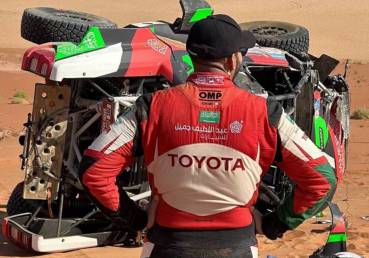 Yazeed Al-Rajhi observa su coche