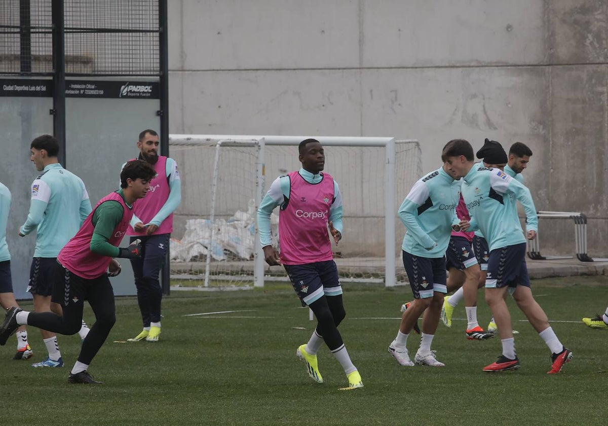 Luiz Henrique se ejercita en la sesión de entrenamientos del Real Betis en la ciudad deportiva