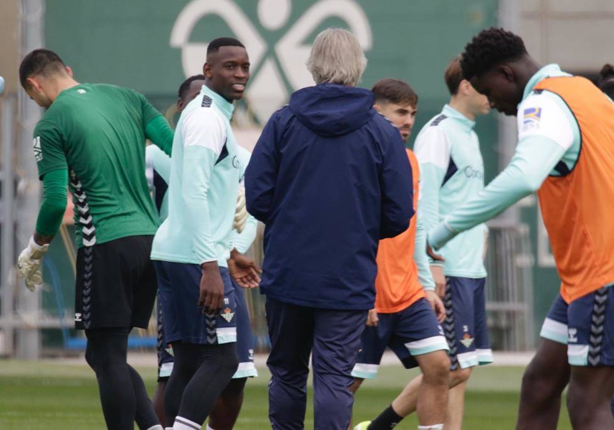 Luiz Henrique mira a Manuel Pellegrini durante el entrenamiento del Betis