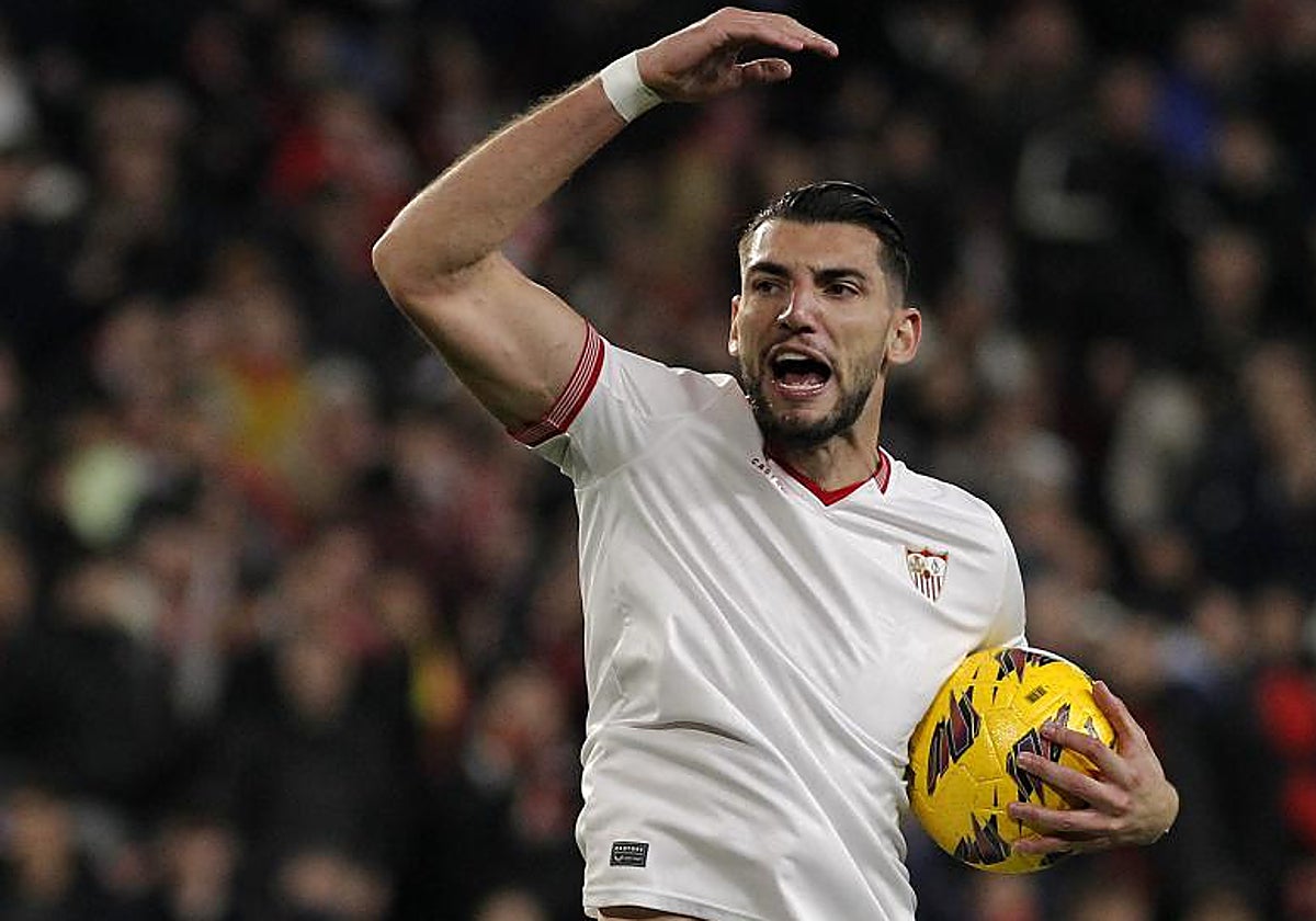 Rafa Mir celebra con rabia su gol ante el Alavés