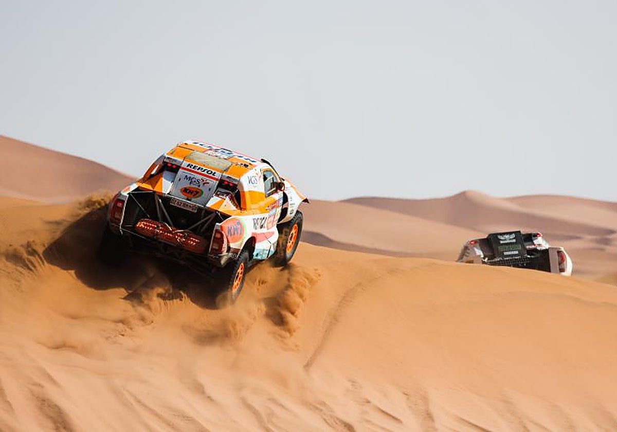 El Toyota de Isidre Esteve, durante la sexta etapa del Dakar