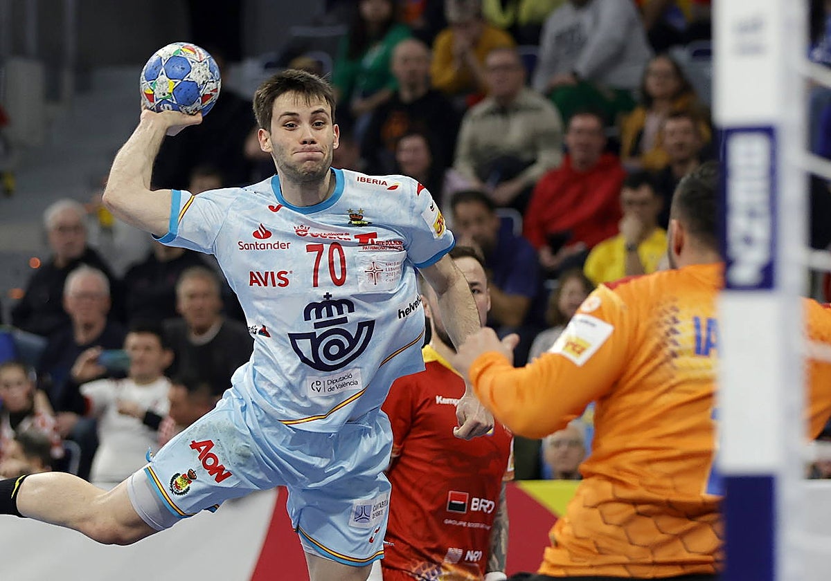 Daniel Fernández intenta un lanzamiento ante Rumanía