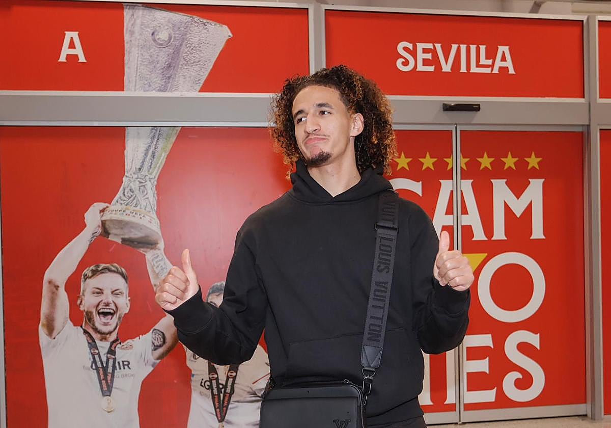 Hannibal Mejbri en el aeropuerto de Sevilla
