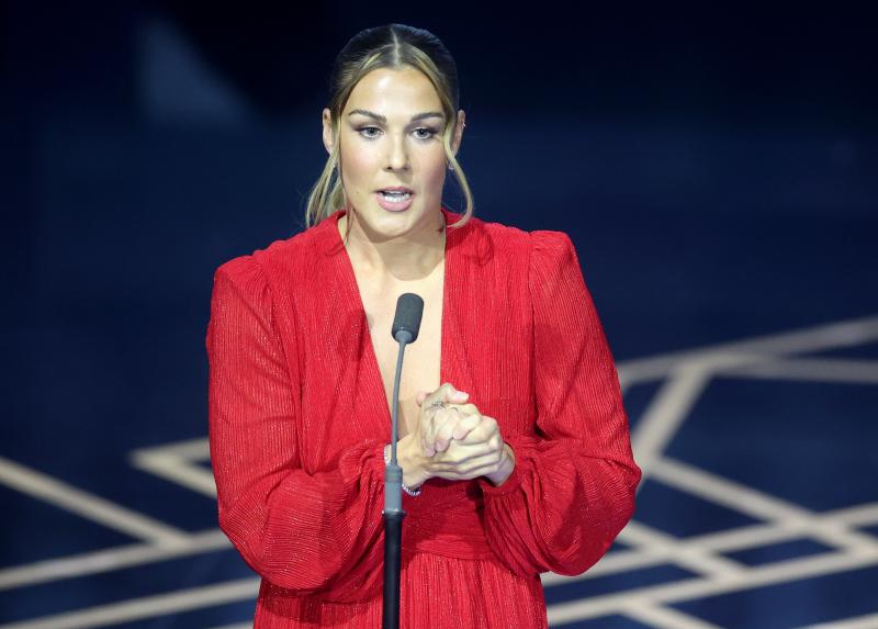 La portera inglesa Mary Earps pronuncia un discurso después de ganar el premio al mejor portero femenino