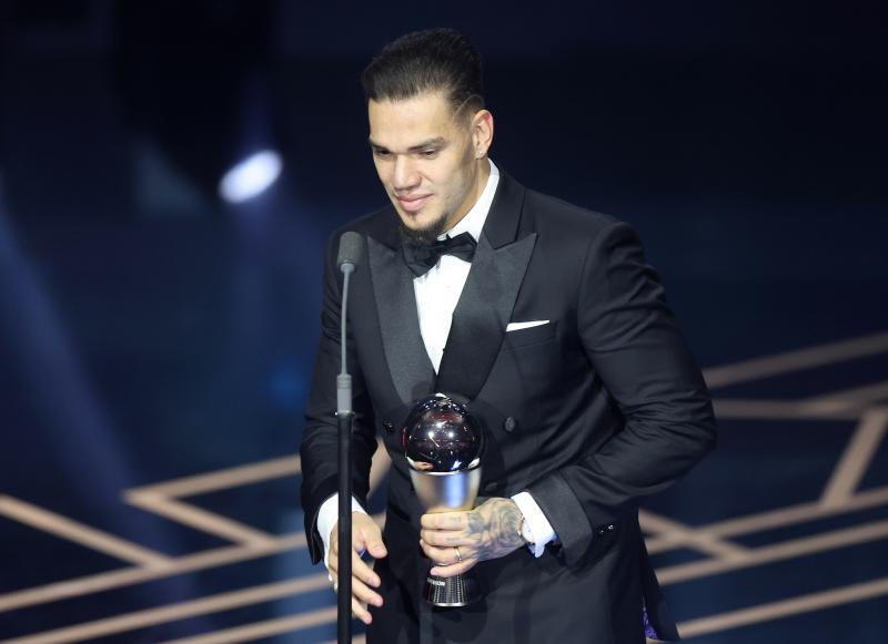 Ederson, portero de Brasil y Manchester City, pronuncia un discurso después de ganar el premio al mejor portero masculino