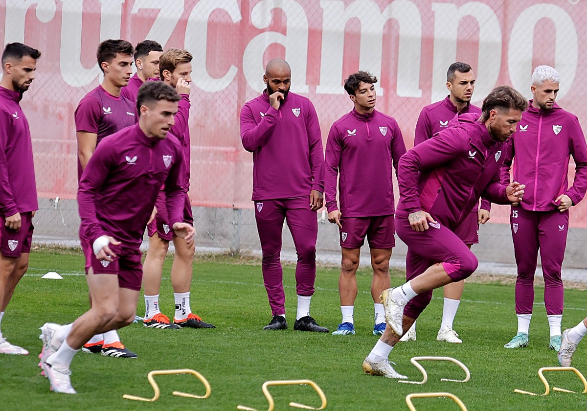 Sergio Ramos y Pedrosa realizan un ejercicio en la última sesión de entrenamiento previa al duelo ante el Getafe